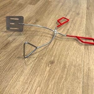 Kitchen/grilling cooking utensil to pick up food with during the cooking process